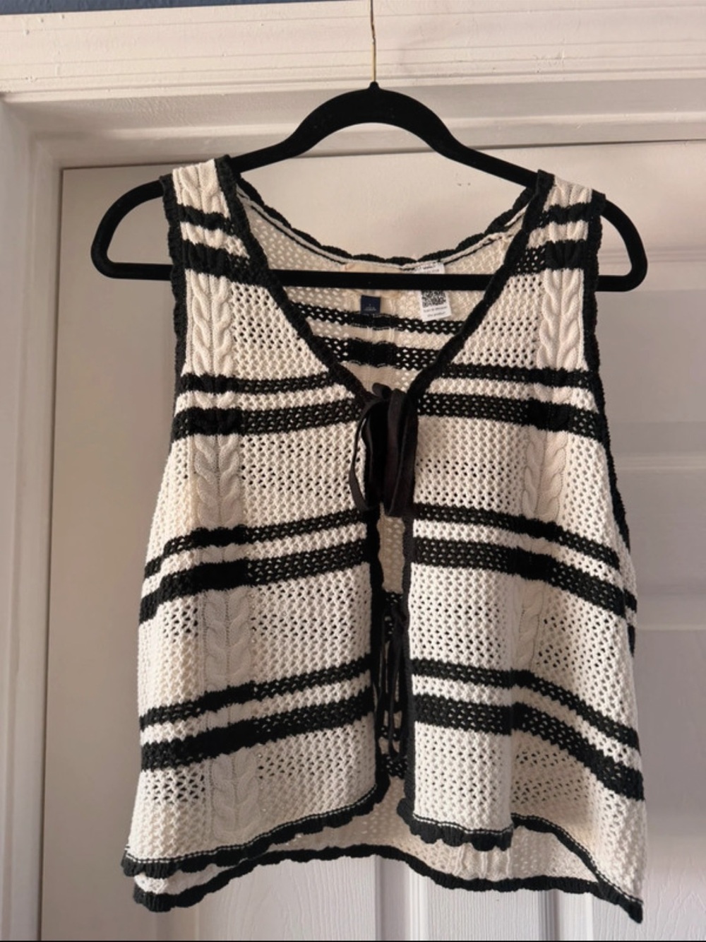 Universal Thread Black & White Striped Tie-Front Knit Tank